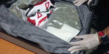 Capturan mujer con 45 paquetes presumiblemente de sustancias ilícitas en el AILA