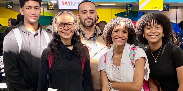 Estudiantes de Fiesta Clásica participan en Congreso Mundial del Sistema en Caracas