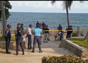 Hallan hombre con disparo en la cabeza en el Malecón SD