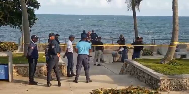 Hallan hombre con disparo en la cabeza en el Malecón SD