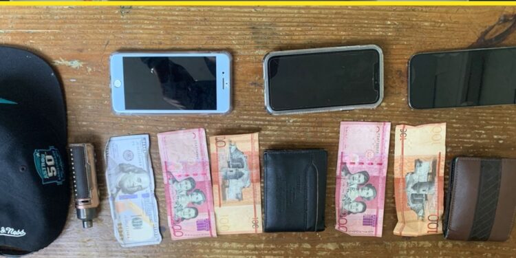 PN captura a dos hombres en flagrante delito después de atracar a dos mujeres en Cotuí