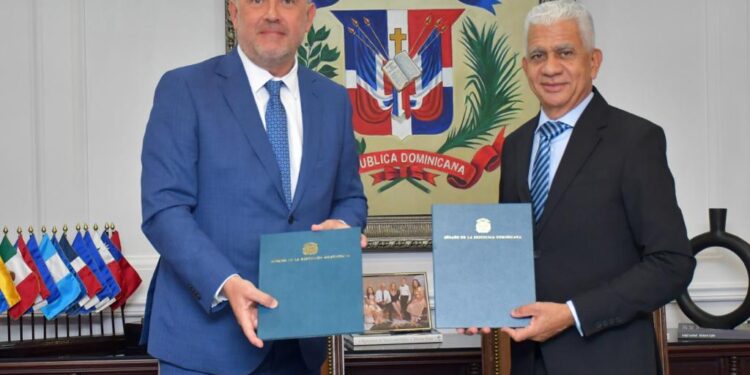 Senado firma acuerdo con Universidad Castilla-La Marcha para formación educativa