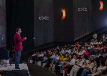 Expertos en finanzas aseguran IA beneficiará ciudadanos para que tomen decisiones financieras más efectivas