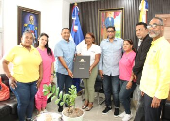 Alcalde de Verón Punta Cana cumple con donación de terreno a fundación Autismo sin Fronteras