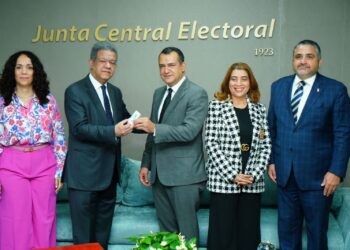 Leonel entrega a la JCE padrón de la FP auditado con más de 2 millones de personas inscritas