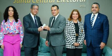 Leonel entrega a la JCE padrón de la FP auditado con más de 2 millones de personas inscritas