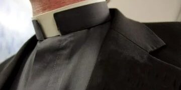 Detienen a cura en España por agredir sexualmente a mujeres a las que sedaba y grababa