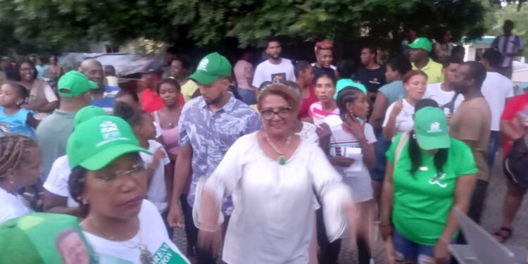 Precandidata a senadora por la Fuerza del Pueblo recibe apoyo de varias comunidades de la provincia Peravia