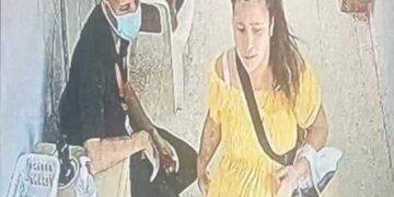 Mujer que robó recién nacida de hospital la sacó del centro en un bulto