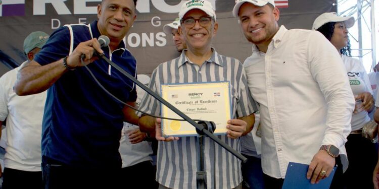 Rency Designs Donations USA, realiza  donaciones de útiles escolares a niños de escasos recursos