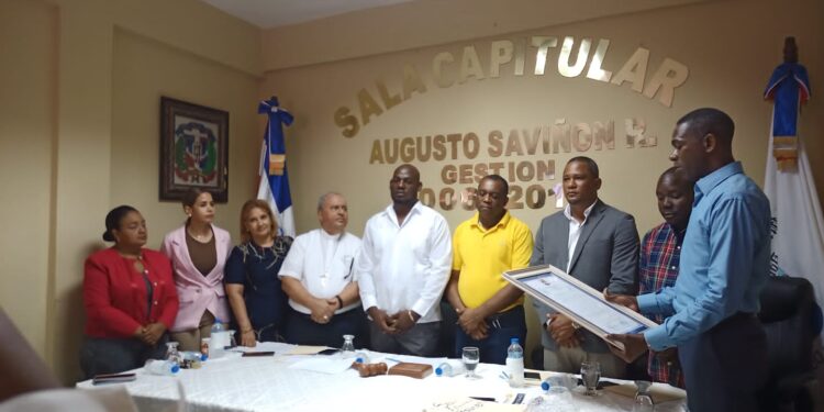 Monseñor Benito Ángeles dirigirá parroquia San Luis Rey de Francia