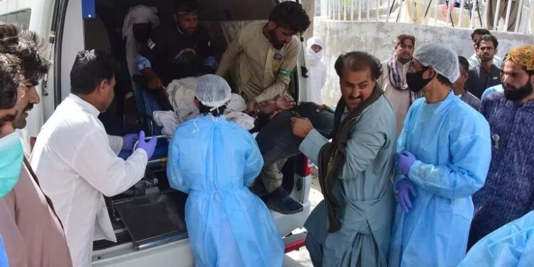 Al menos 52 muertos y más de 50 heridos tras un atentado cerca de una mezquita en Pakistán