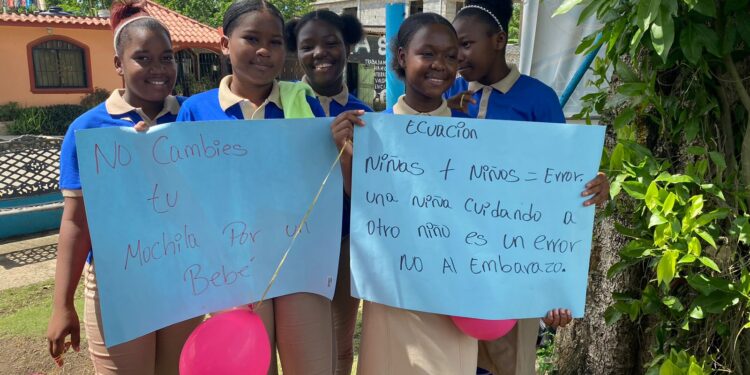 Niñas y adolescentes marchan contra embarazos infantiles y uniones tempranas