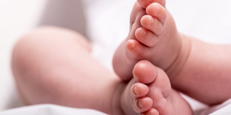 Recuperan bebé raptada en maternidad de Santiago