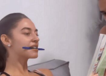 Miss RD Universo Mariana Downing usa un libro Nacho para aprender español