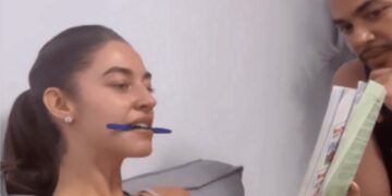 Miss RD Universo Mariana Downing usa un libro Nacho para aprender español