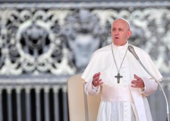 Papa Francisco pide proteger la "dignidad humana" ante el "fenómeno migratorio"