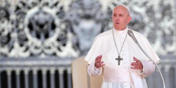 Papa Francisco pide proteger la "dignidad humana" ante el "fenómeno migratorio"