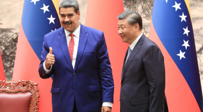 Maduro culmina su visita a China con una nueva alianza estratégica y un teléfono Huawei