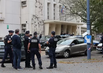 Evacuado por una amenaza de bomba el instituto de Francia donde asesinaron a un profesor el viernes