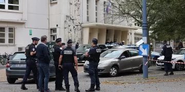 Evacuado por una amenaza de bomba el instituto de Francia donde asesinaron a un profesor el viernes