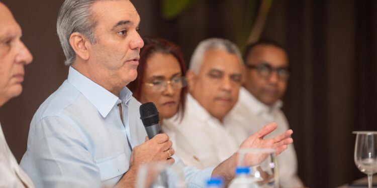 Abinader anuncia varias obras en Samaná, además de 8 inauguró este domingo