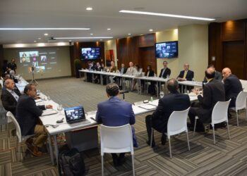 Ministro Isa Contreras y premio nobel de economía ponderan con sector privado importancia de la educación