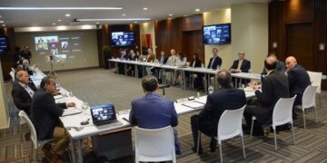 Ministro Isa Contreras y premio nobel de economía ponderan con sector privado importancia de la educación