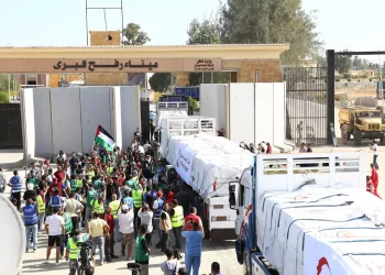 Un primer convoy de ayuda humanitaria entra en Gaza desde Egipto