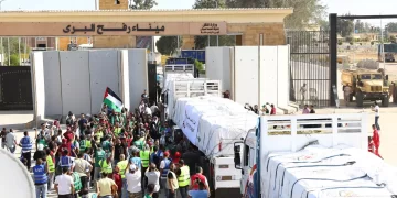 Un primer convoy de ayuda humanitaria entra en Gaza desde Egipto