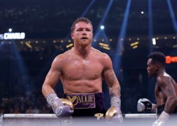 Canelo Álvarez  arrolla a Charlo y retiene sus títulos de peso supermediano