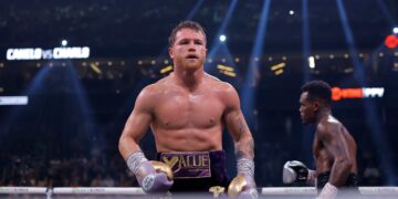 Canelo Álvarez  arrolla a Charlo y retiene sus títulos de peso supermediano