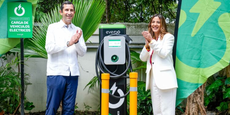 Unibe y Evergo impulsan la movilidad sostenible con nuevas estaciones de carga