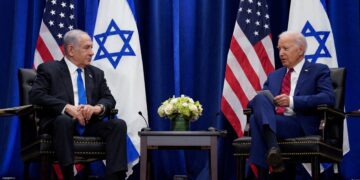 Biden dice que explosión en hospital de Gaza “parece ser obra del otro equipo” y no de Israel