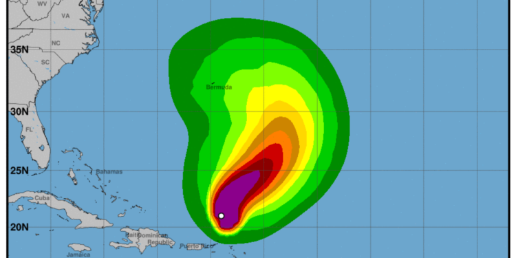 El huracán Tammy se mueve hacia el norte y aún produce lluvias en Islas de Sotavento