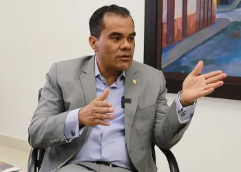 Elías Báez ejerce su derecho al voto en las primarias del PRM