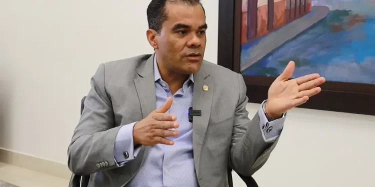 Elías Báez ejerce su derecho al voto en las primarias del PRM