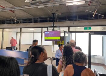 Pasajeros denuncian supuesto cobros abusivos por maletas en aerolíneas