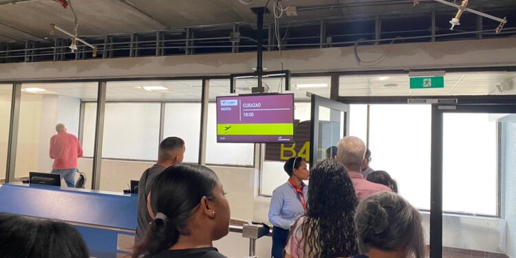 Pasajeros denuncian supuesto cobros abusivos por maletas en aerolíneas