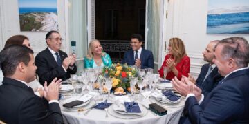 Popular y Embajada en Francia agasajan a la delegación nacional y hoteleros en Top Resa