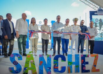 Presidente Luis Abinader inaugura muelle turístico pesquero en Sánchez
