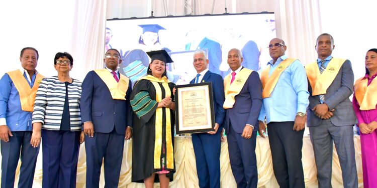 UTECO reconoce al senador Ricardo de los Santos por apoyar la  academia