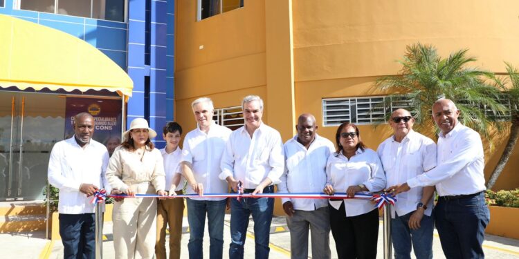 Presidente Abinader inaugura Centro de Especialidades y Geriatría en SDE
