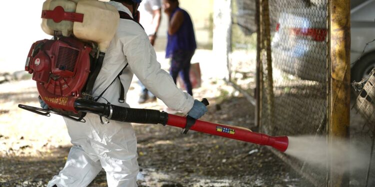 Liga Municipal apoya jornada eliminación mosquitos en Santiago Oeste