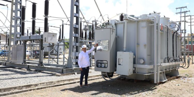 Edeeste inicia instalación de transformador para eliminar problemas eléctricos en Villa Mella