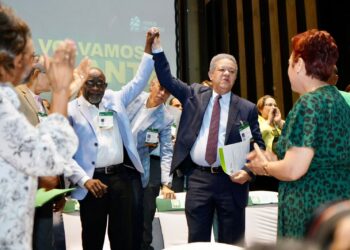 FP escoge a Leonel Fernández como su candidato presidencial