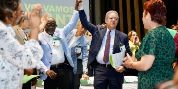 FP escoge a Leonel Fernández como su candidato presidencial 