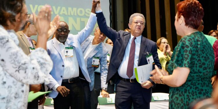 FP escoge a Leonel Fernández como su candidato presidencial