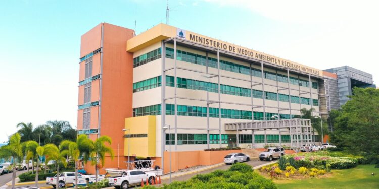 Evaluarán impactos ambientales del incendio en barcaza eléctrica de Azua