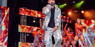 Artista Leu Music enciende el escenario de los Glamour Music Awards